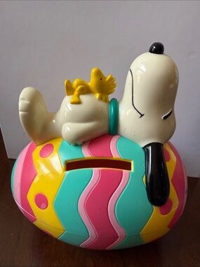 Whitman’s Snoopy & Woodstock Easter Egg plastic Coin piggy Bank Multi Color